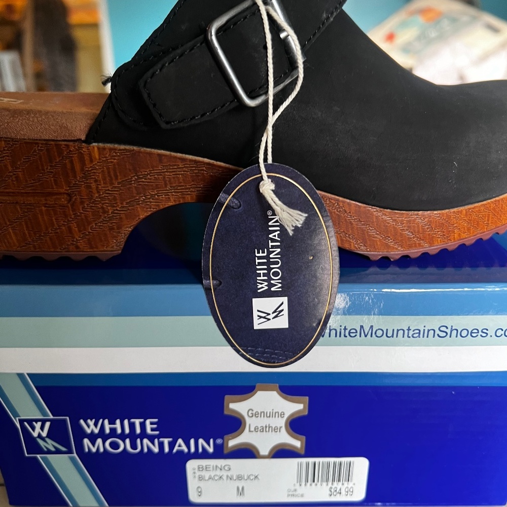 Women’s brand new black clogs